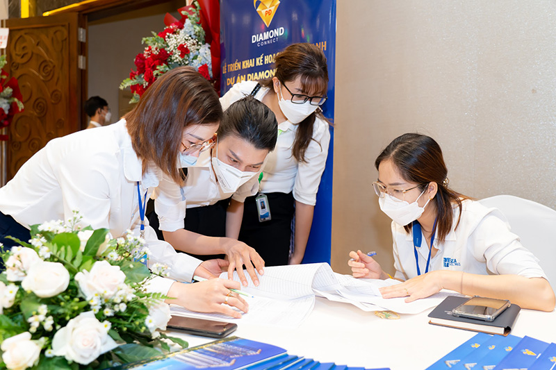 Hơn 250 chuyên viên tư vấn tham dự chương trình