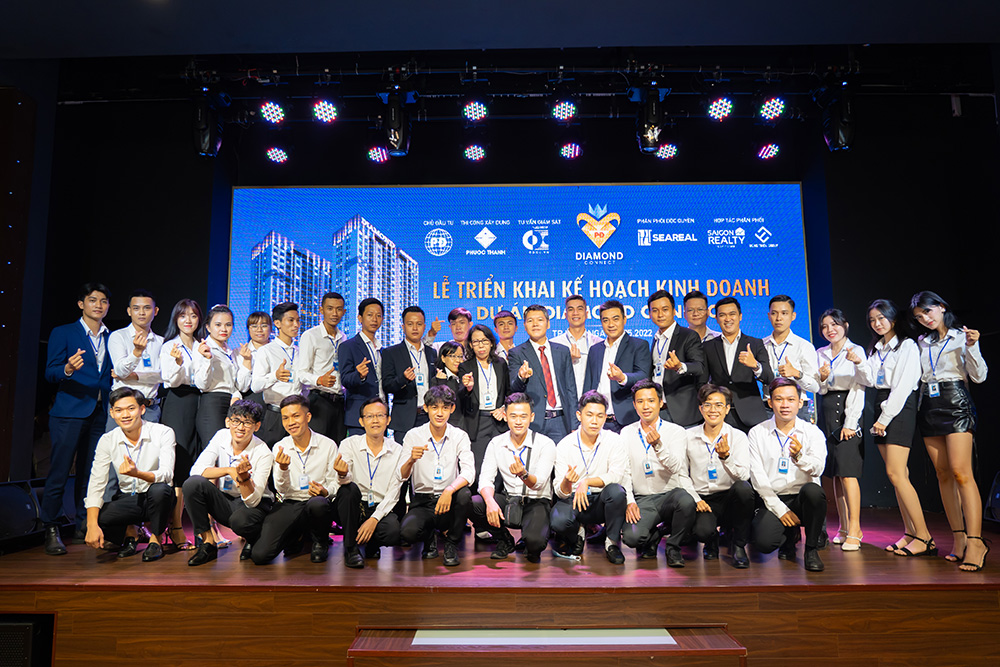 Những cái bắt tay thật chặt thể hiện sự đồng lòng gắn kết chinh phục mục tiêu