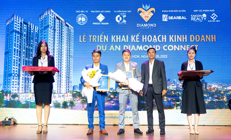 Ông Thái Hữu Phú – Tổng Giám Đốc Công ty TNHH Đầu Tư Xây Dựng Dịch Vụ Bất Động Sản Seareal trao hoa và giấy chứng nhận cho đơn vị hợp tác phân phối.