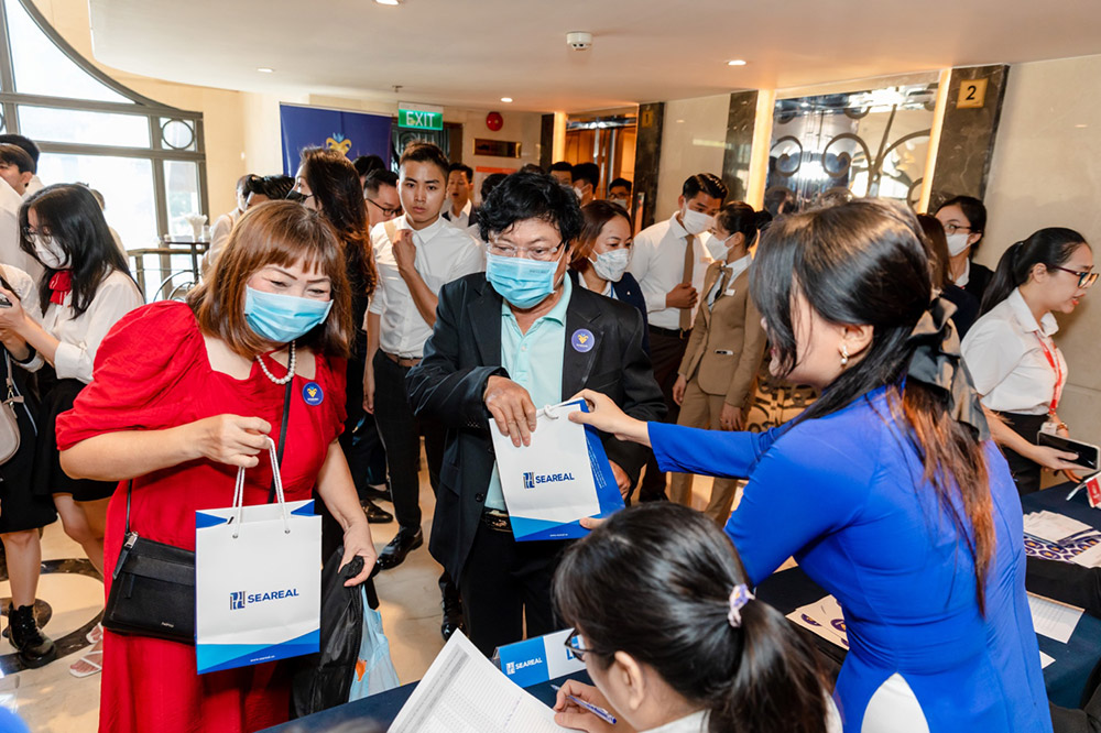 Hàng trăm khách hàng tham dự sự kiện