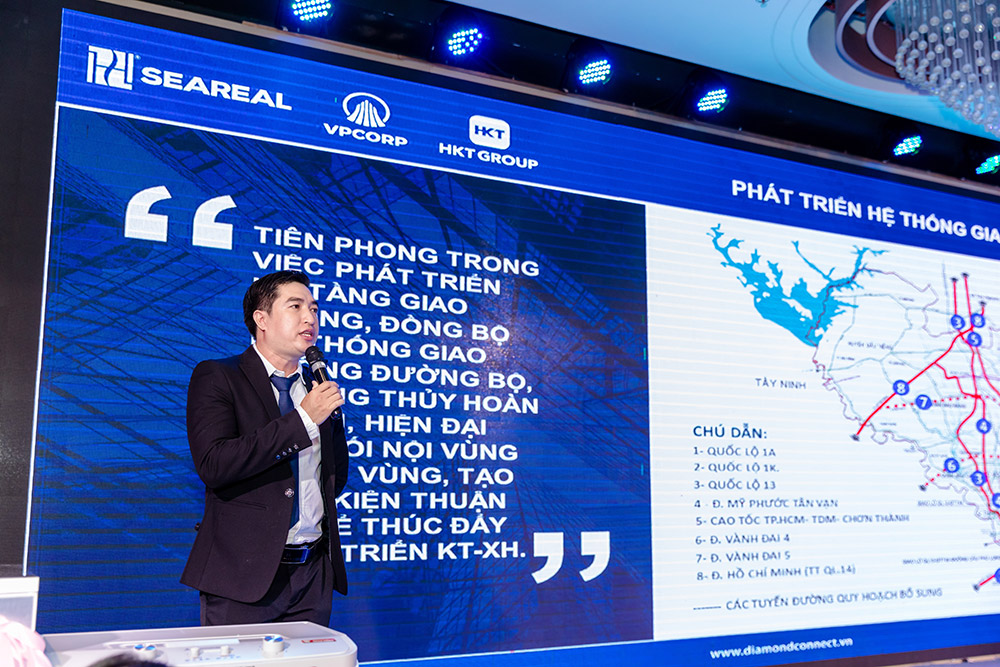 Ông Phạm Đức Hùng – Giám Đốc Khối Sàn Giao Dịch Công ty TNHH Đầu tư Xây dựng Dịch vụ Bất Động Sản Seareal giới thiệu về tiềm năng bất động sản Dĩ An, Bình Dương