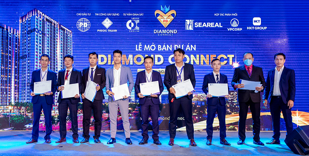 Ông Cao Văn Hiếu – Phó Tổng Giám đốc Kinh doanh Seareal trao bảng giá cho các Giám đốc Sàn giao dịch