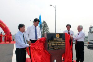 Thong xe cau Rach Chiec tren duong Vanh Dai Dong TP HCM